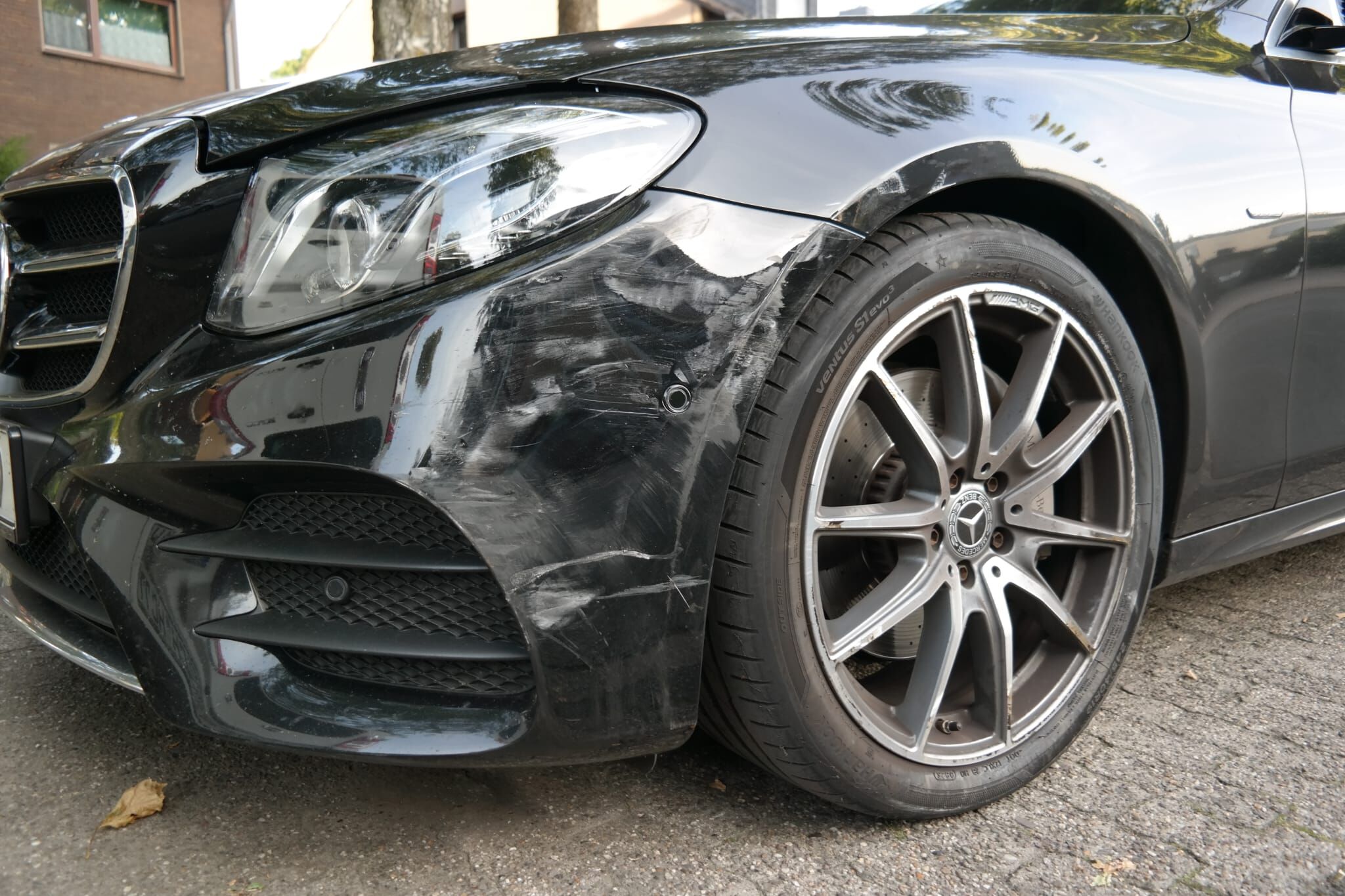 Kfz Gutachten Schadensbeispiel - Zertifiziertes Team von GutachtenRuhr.de dokumentiert Fahrzeugschaden