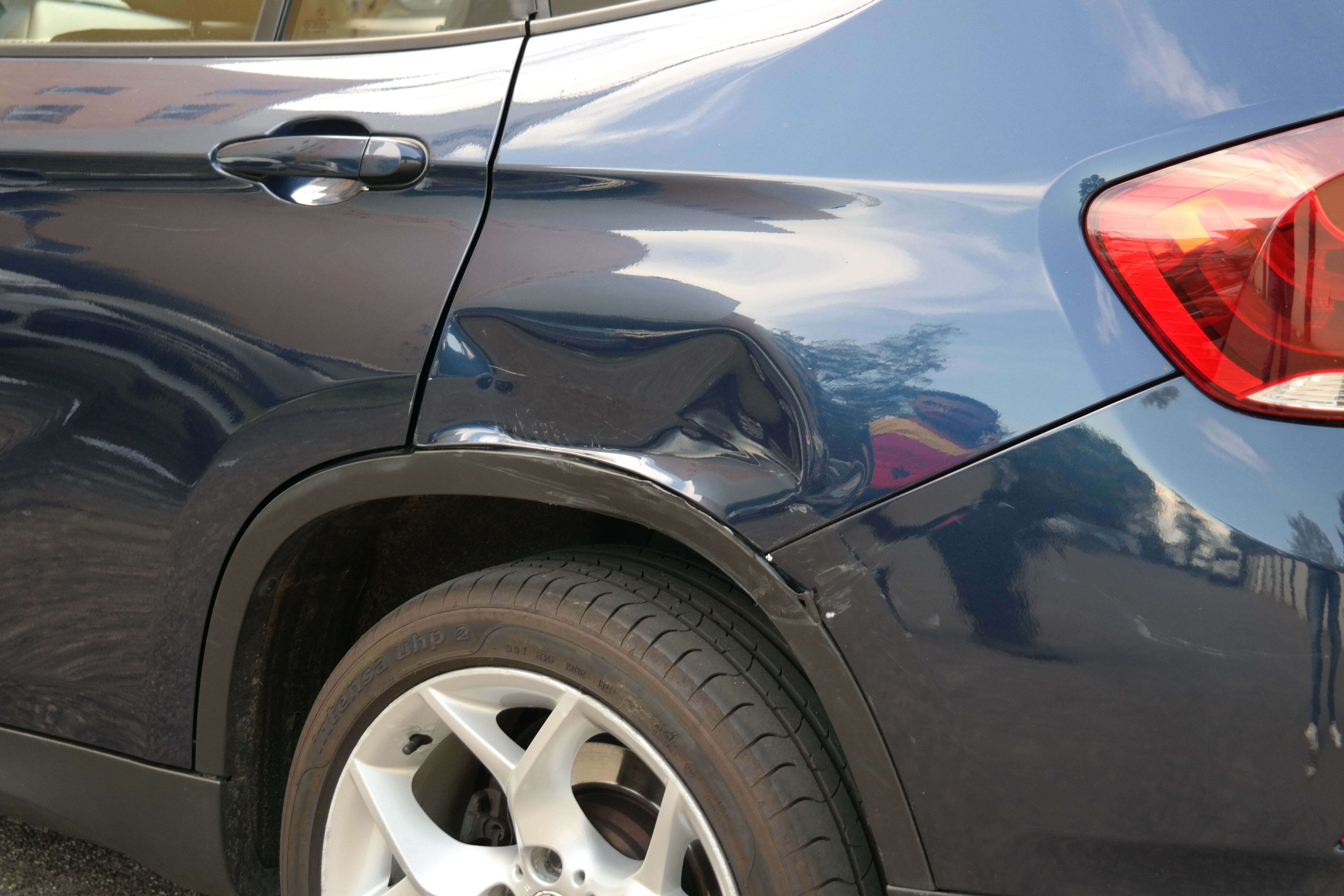 Kfz Gutachten Beispiel - Zertifiziertes Team von GutachtenRuhr.de dokumentiert Fahrzeugschaden