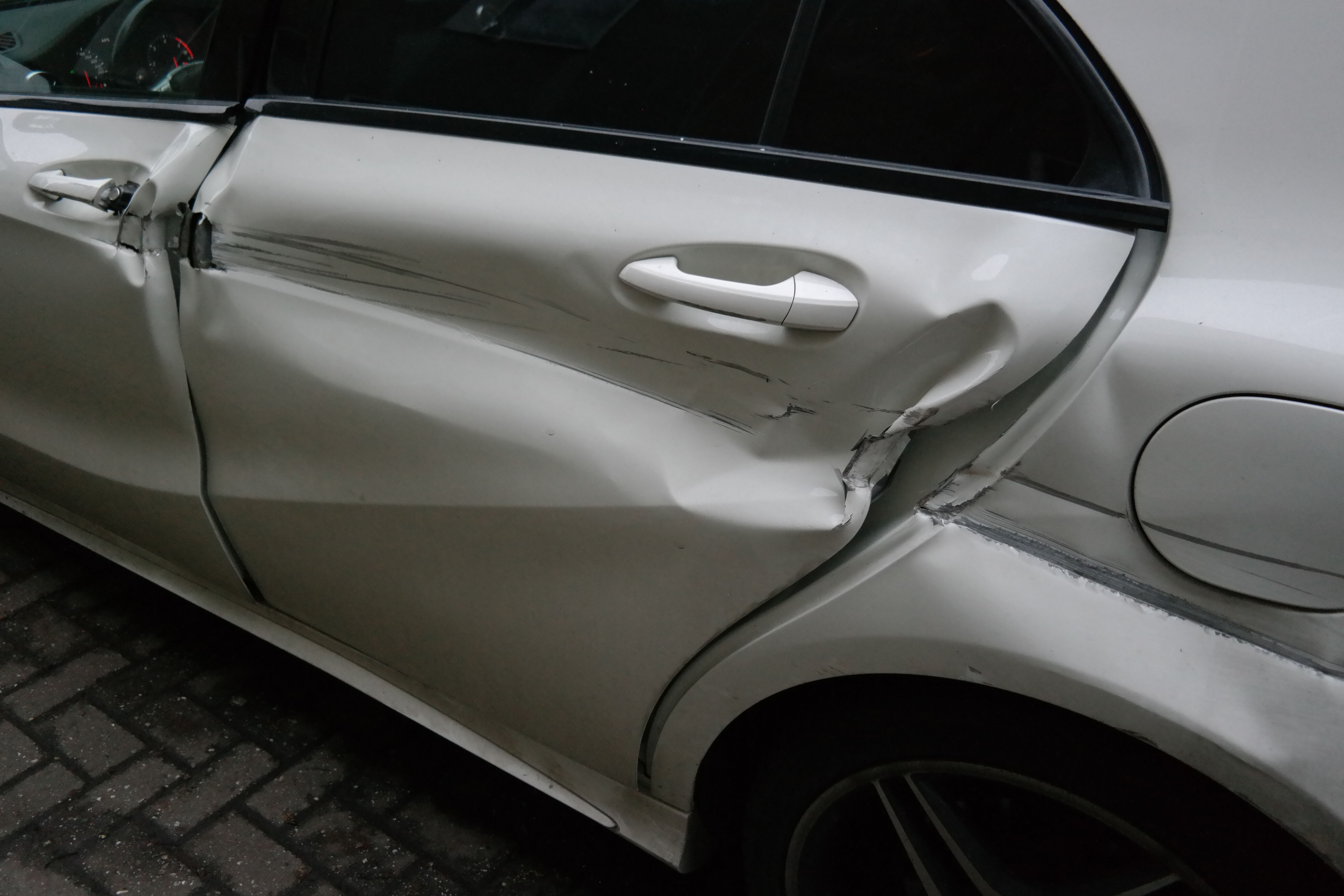 Kfz Gutachten Schadensbeispiel - Professionelle Schadensdokumentation durch GutachtenRuhr.de Team